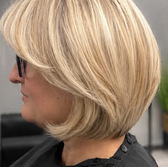 Blond bob s balayage a prirodzeným odrastom