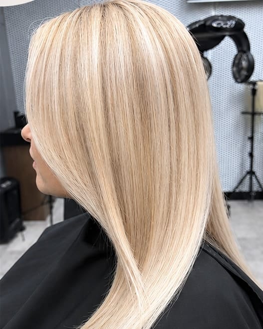 Dlhé blond vlasy po balayage