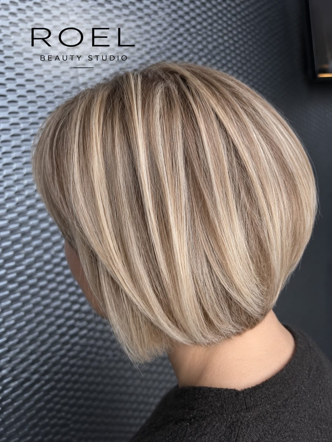 Blond bob s jemnými prameňmi po farbení
