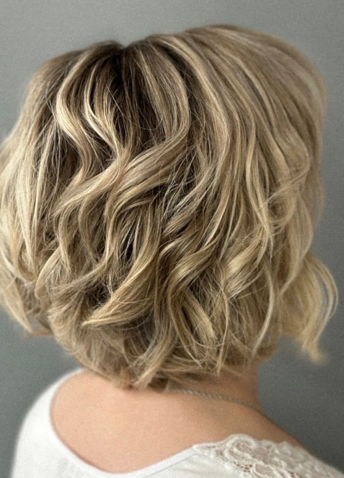 Vlnité blond vlasy po farbení