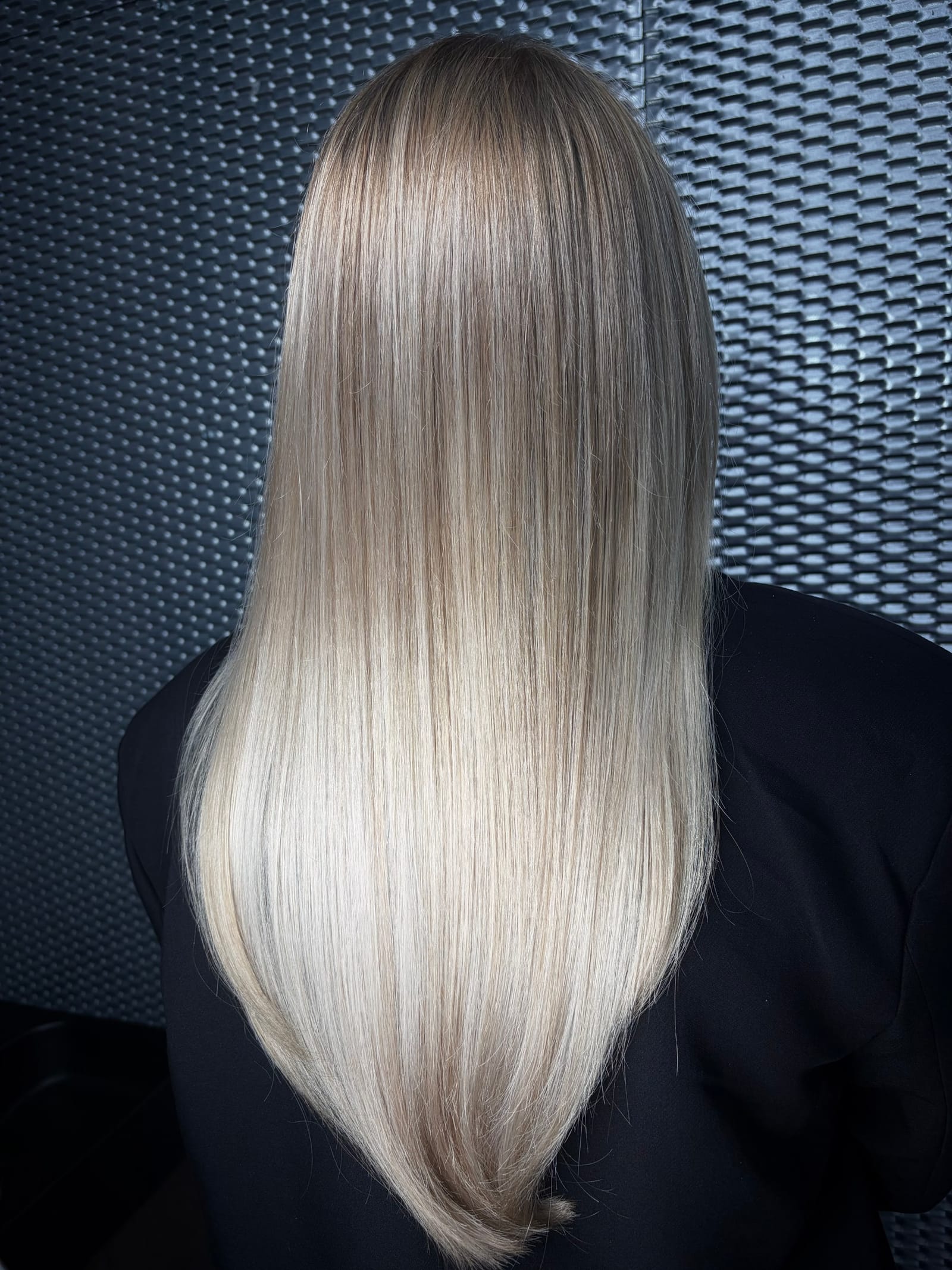 Dlhé strieborné blond vlasy po farbení v Banskej Bystrici