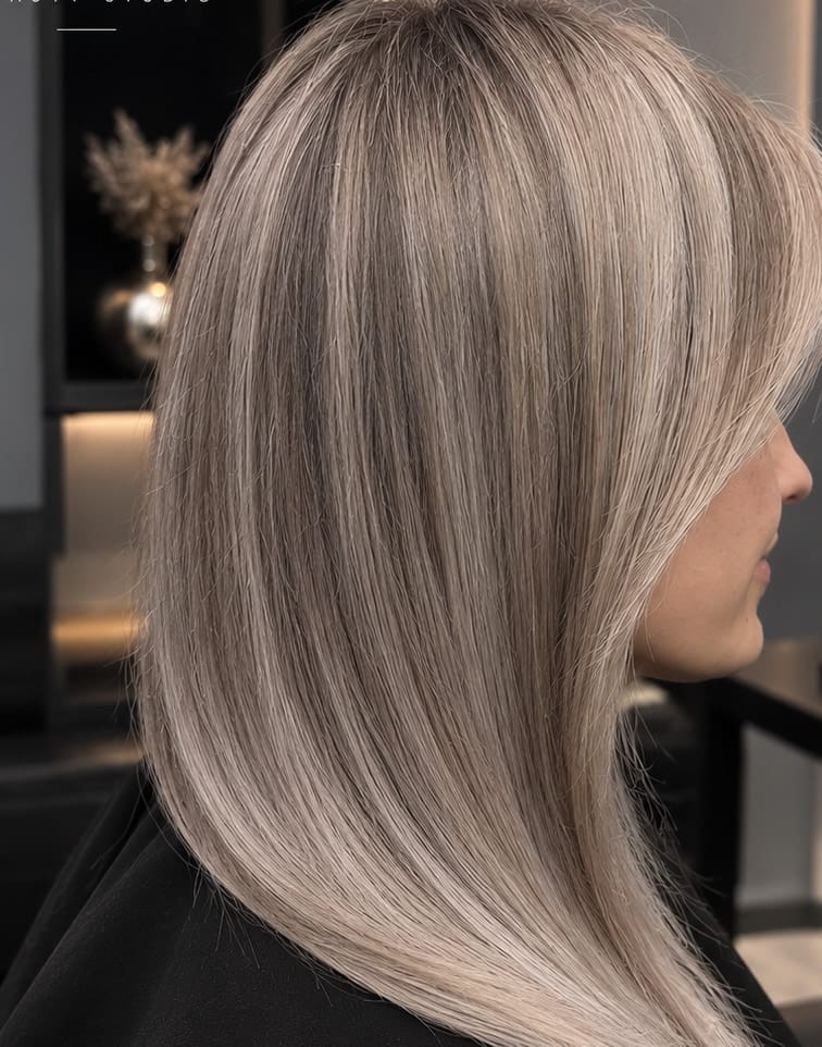 Dlhé popolavé blond vlasy po tónovaní