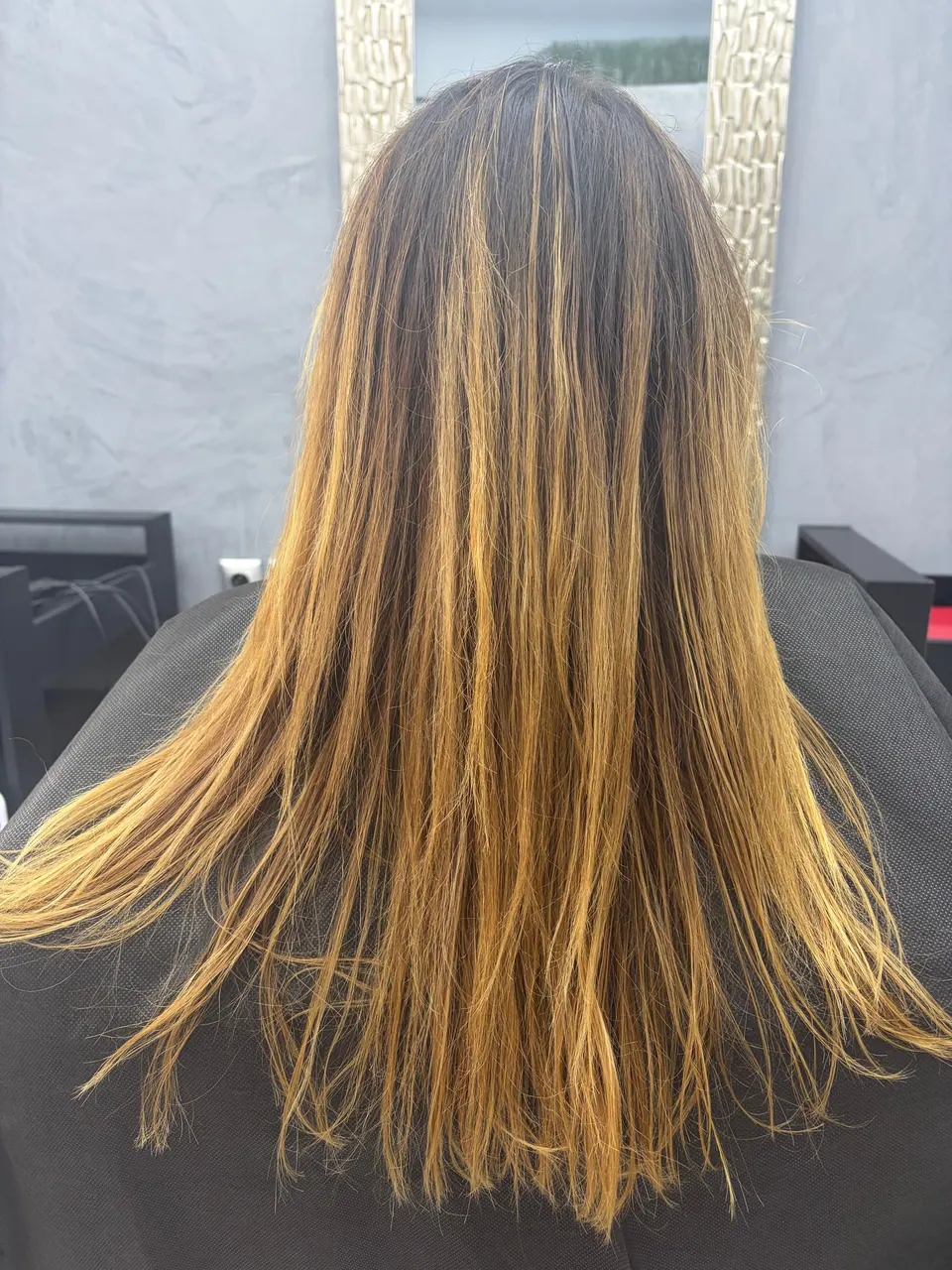 Suché blond vlasy s tmavším koreňom pred regeneráciou