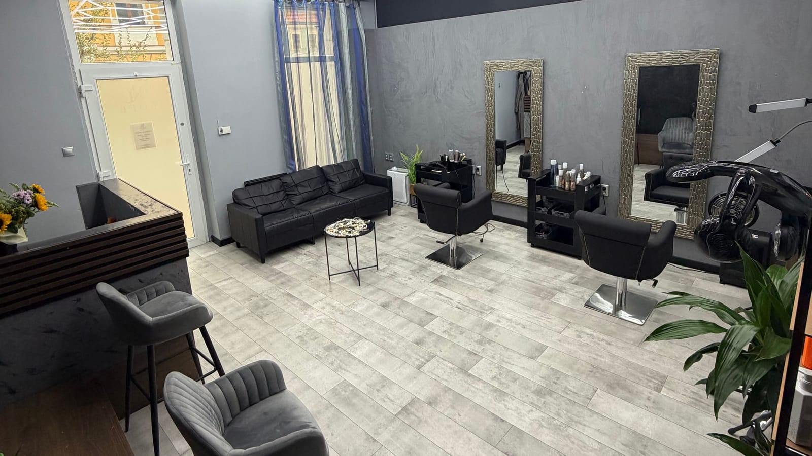 Pracovné miesta so zrkadlami v salóne ROEL Beauty: farbenie vlasov, balayage a AirTouch v Banskej Bystrici