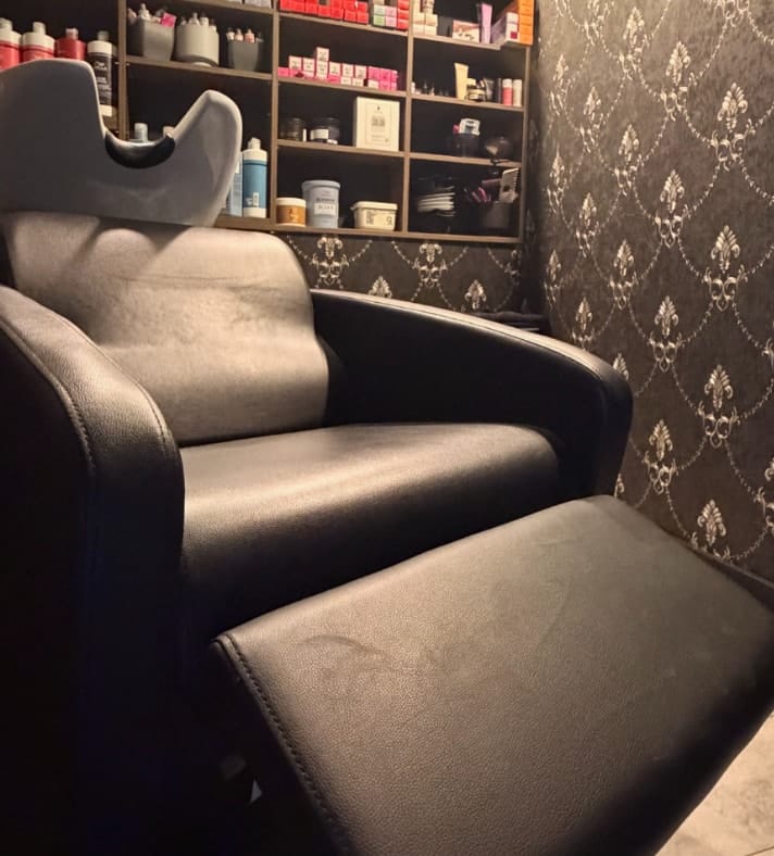 Umývací box s kreslom v salóne ROEL Beauty v Banskej Bystrici