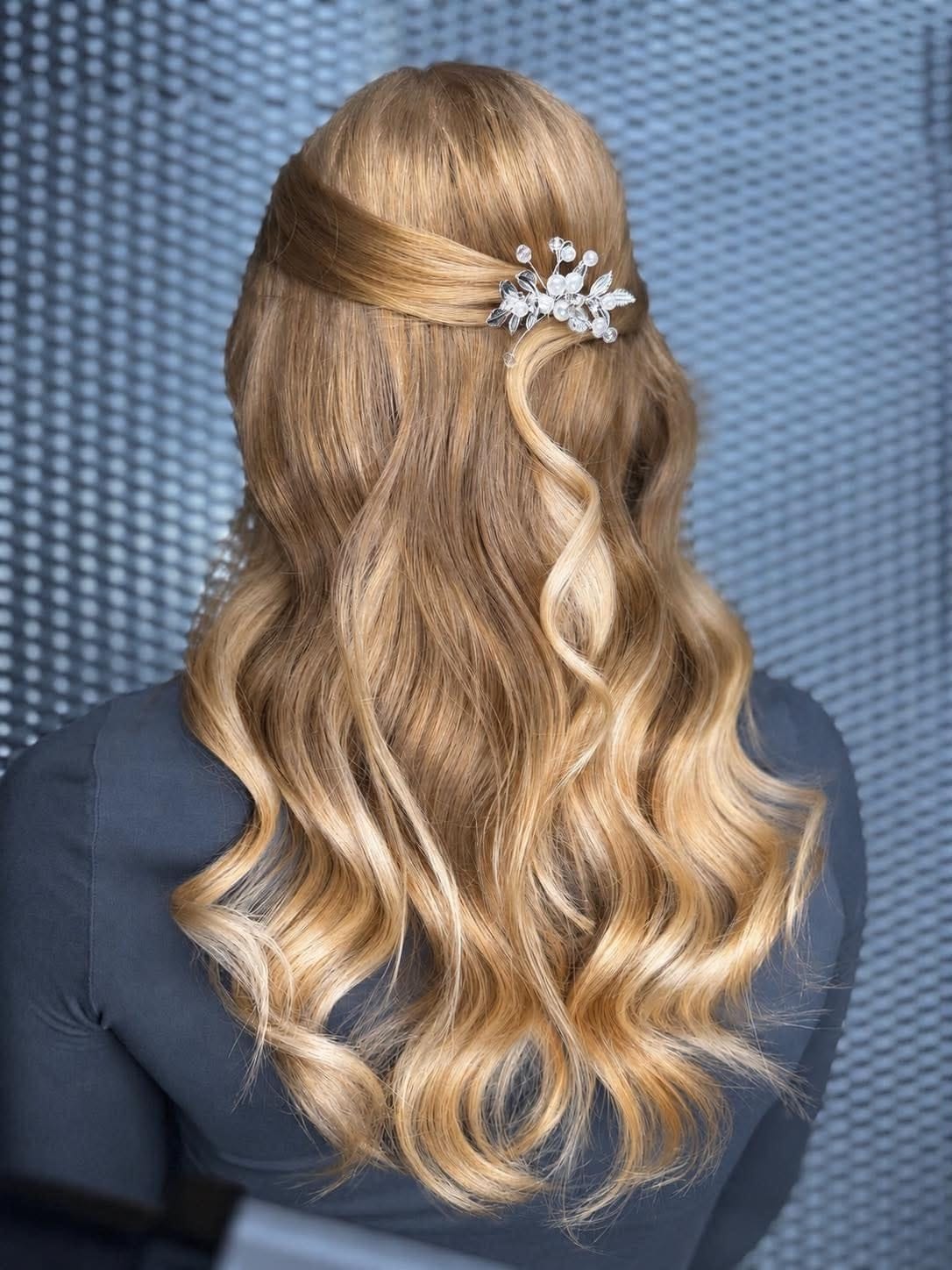 Medové blond vlny s ozdobnou sponou, ROEL Beauty